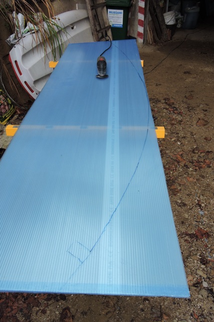 Cutting polycarbonate sheets