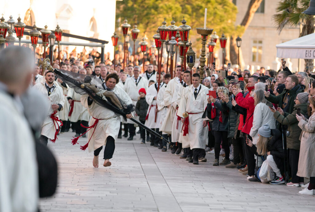 The end of the procession is a sprint to the Church in jelsa