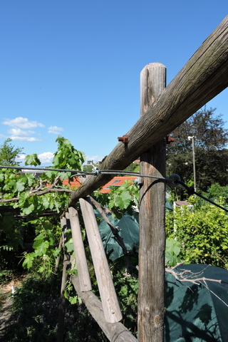 Steel wire used to join the uprights