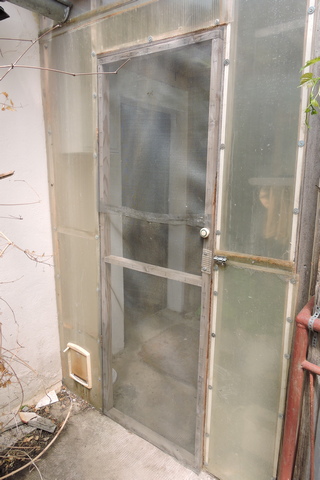 The insect mesh door in place