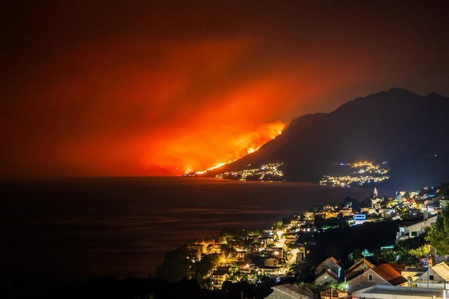Fire surrounds the town of Omis