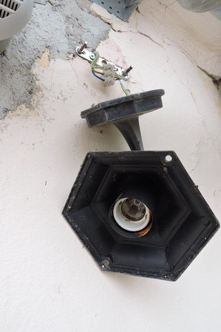 Opening up the wall lamp to scrutiny